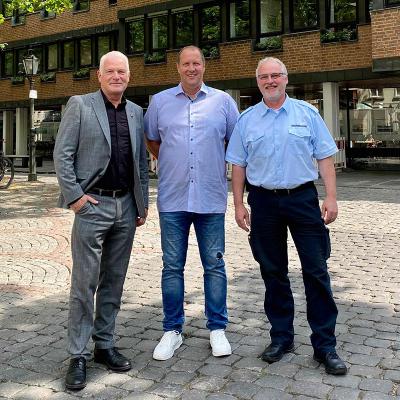 Bürgermeister Christoph Dellmans, der neue Marktmeister Werner Kleinofen und der Leiter des Ordnungsamtes Michael Steckel stehen vor dem Rathaus