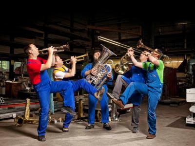 Fünf Musiker in Blaumännern
