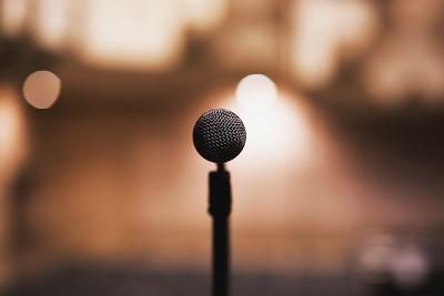 Mikrofon vor einem leeren Veranstaltungssaal
