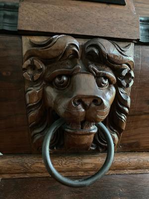 Eine Holzapplikation in Form eines Löwenkopfes, Detailaufnahme