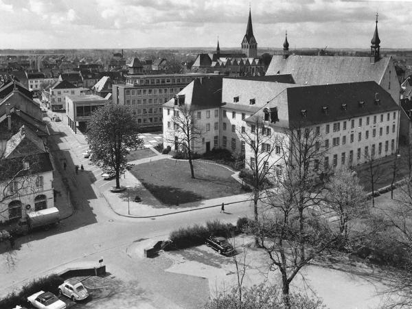 Blick auf das Franziskanerkloster vom Burgturm, Bildaufnahme Ende der 60er Jahre oder Anfang der 70er Jahre