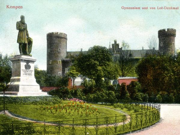 Archivaufnahme Von-Loe-Denkmal mit der Kurkölnischen Landesburg im Hintergrund
