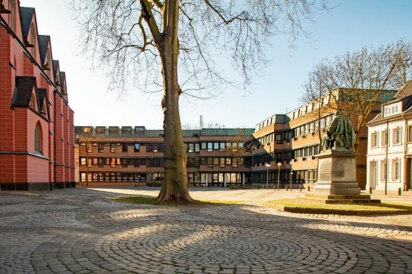 Kirchplatz mit dem Thomas-Denkmal und dem Rathaus im Hintergrund