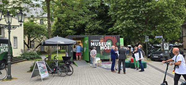 MuseumMobil steht vor dem Kulturforum Franziskanerkloster in Kempen, (c) Bettina Klapheck, Kulturamt Kempen
