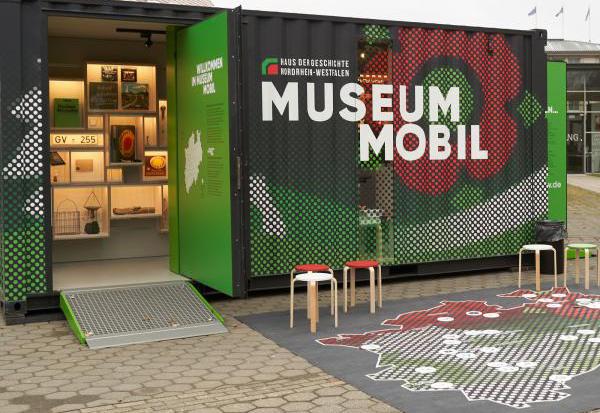 Container mit geöffneter Tür zum MuseumMobil