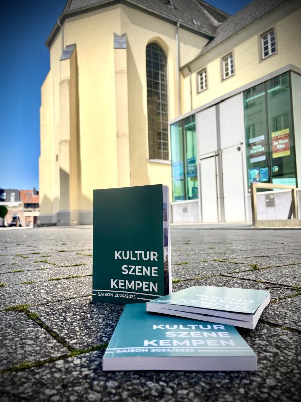 Neues Saisonheft 2024/25 vor dem Kulturforum Franziskanerkloster, © Kulturamt Kempen