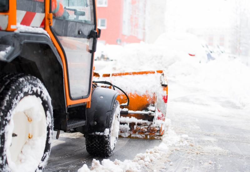 Kleiner Schneepflug räumt den Schnee beiseite