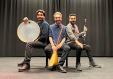 Die drei Musiker vom Ali Dogan Gönültaş Trio mit ihren Instrumenten