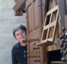 Organist Xavier Eustache an seiner Orgel