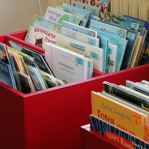 Flacher Büchertrog mit Bilderbüchern für kleine Kinder ©StadtbibliothekKempen