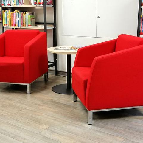 Zwei rote Sessel in der Elternbibliothek ©Stadtbibliothek Kempen