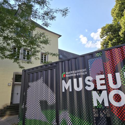 MuseumMobil steht vor dem Kulturforum Franziskanerkloster in Kempen, (c) Bettina Klapheck, Kulturamt Kempen